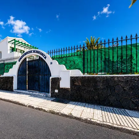 아파트 Chez Carmen Allegranza - Pool View - By Lanzarote *